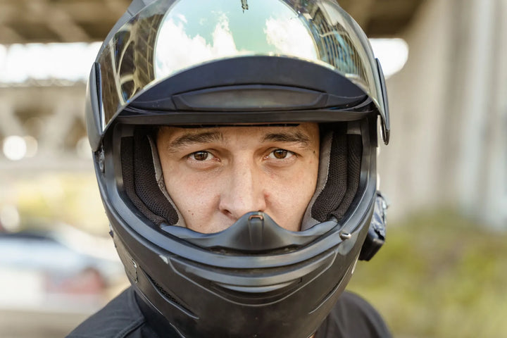 Motorrijder met een opengeklapte integraalhelm