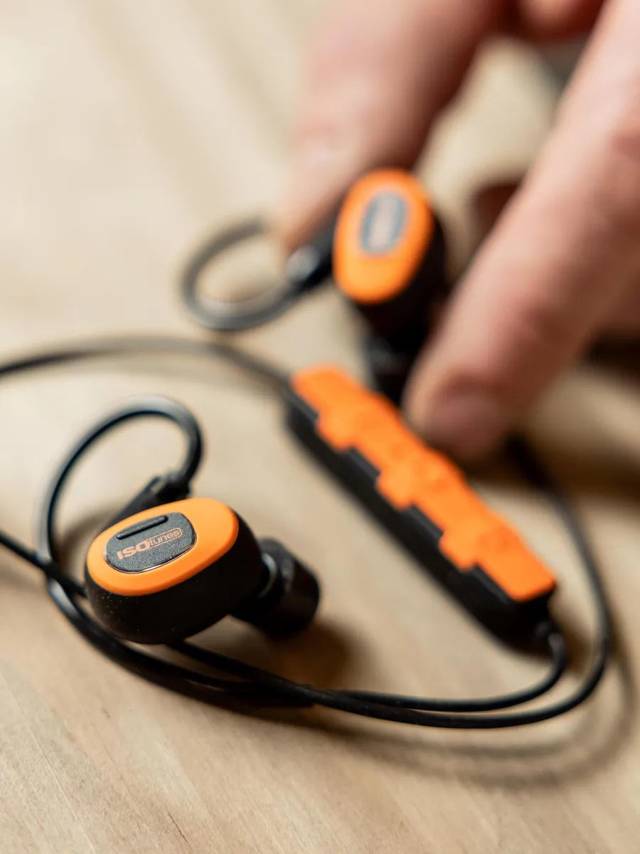 ISOtunes PRO 3.0 in oranje op de werkbank