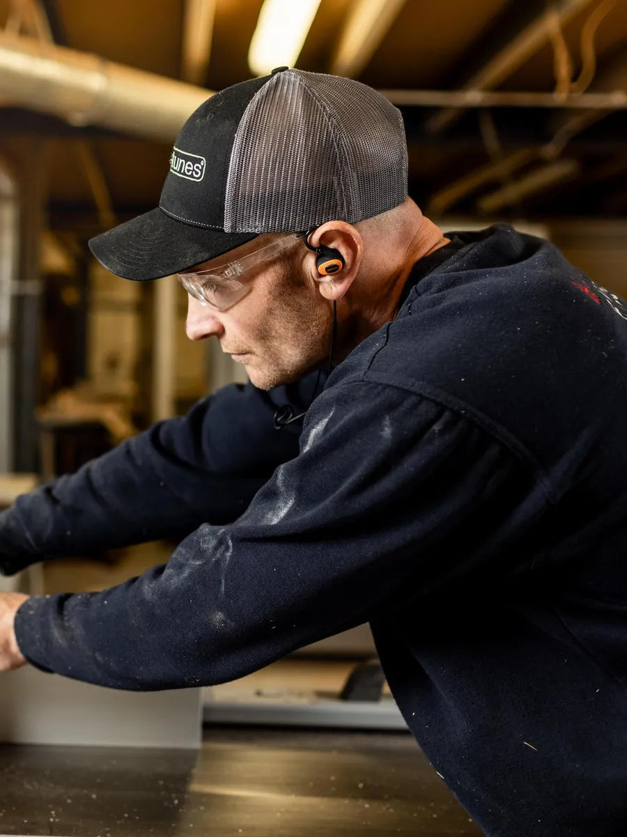 Monteur met de ISOtunes PRO 3.0 in de werkplaats