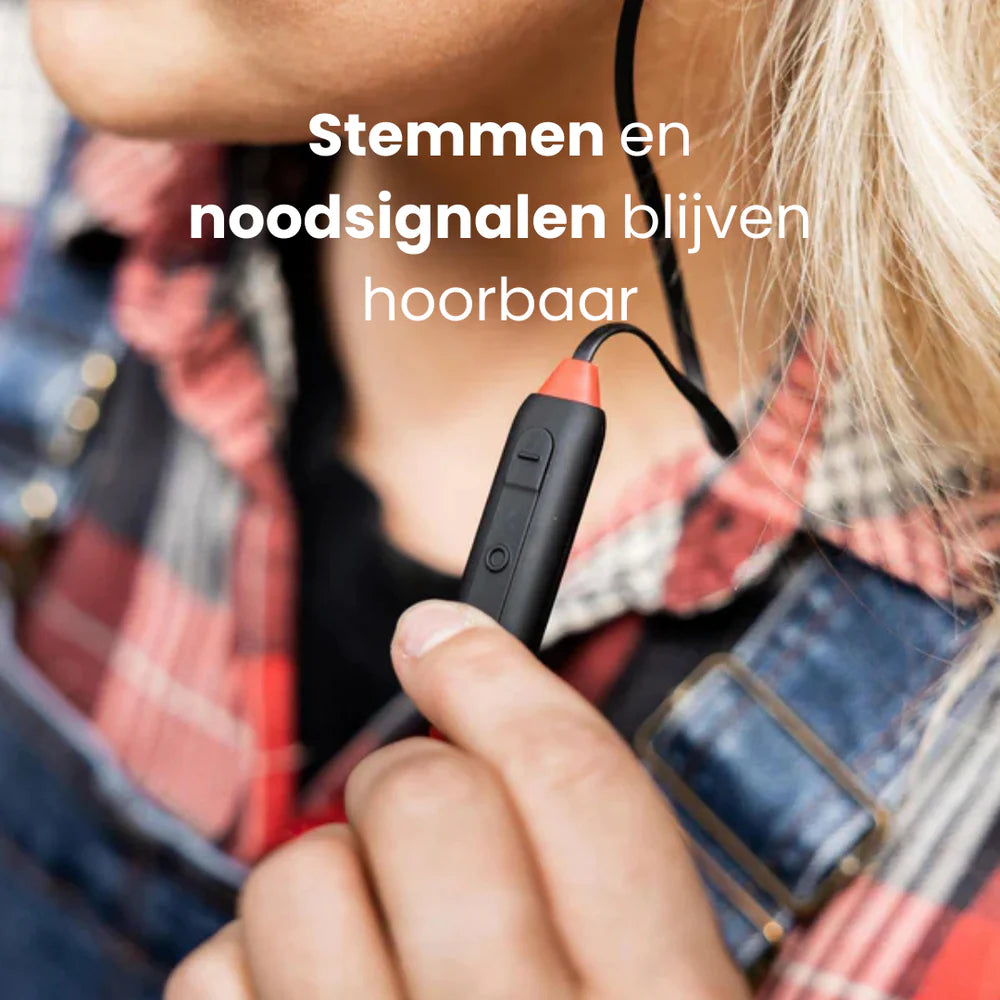 Vakman met in-ear Bluetooth-oordoppen tijdens routine-werk